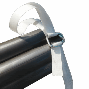 Τσέρκια Πολυεστέρα – Αντοχή, Ασφάλεια & Ευκολία στη Συσκευασία Τα τσέρκια πολυεστέρα αποτελούν μια από τις πιο αξιόπιστες και ποιοτικές λύσεις για τη συγκράτηση φορτίων και τη στερέωση παλετών. Παράγονται από υψηλής ποιότητας νήματα πολυεστέρα και διατίθενται σε τρεις βασικές κατηγορίες, ώστε να καλύπτουν πλήρως κάθε ανάγκη συσκευασίας. Τύποι Τσερκιών • Hot Melt & Hot Melt Πρέσας Ο πιο δημοφιλής τύπος πολυεστερικού τσερκιού. Κατάλληλος για τις περισσότερες εφαρμογές συσκευασίας, προσφέρει εξαιρετική αντοχή και σταθερότητα. Η έκδοση Hot Melt Πρέσας διαθέτει την ίδια ποιότητα και απόδοση με τον κοινό τύπο, με μοναδικές διαφορές – μικρότερο μήκος κουλούρας – μικρότερη διάμετρο χαρτοκυλίνδρου (63mm αντί 76mm) Ιδανική επιλογή για αποτελεσματική χρήση χωρίς αιχμηρά φορτία. • Woven (Υφαντά Τσέρκια) Παράγονται από υφαντά νήματα πολυεστέρα υψηλής αντοχής. Παρότι η αντοχή σε θραύση είναι αντίστοιχη με τον τύπο Hot Melt, προσφέρουν καλύτερη προστασία απέναντι σε αιχμηρές άκρες χάρη στη σφιχτή πλέξη τους. Είναι εξαιρετικά ανθεκτικά και ευέλικτα για πιο απαιτητικές εφαρμογές. • Composite (Συνθετικά Τσέρκια) Η κορυφαία επιλογή για μέγιστη προστασία. Τα σύνθετα τσέρκια διαθέτουν στρώμα πολυμερούς που προσφέρει – εξαιρετική αντοχή σε αιχμηρές επιφάνειες – ανθεκτικότητα απέναντι σε όλες τις καιρικές συνθήκες – υψηλή ακαμψία, διευκολύνοντας το πέρασμα του τσερκιού μέσα από παλέτες Ιδανικά για βαριά, δύσκολα ή απαιτητικά φορτία. Διαθέσιμες Διαστάσεις Τα τσέρκια πολυεστέρα διατίθενται σε πλάτη από 7mm έως 40mm και σε ποικίλα μήκη, ανάλογα με τον τύπο.